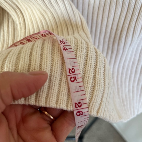 Y2K Ralph Lauren Cream and Navy Blue Turtleneck Sweater with Ribbed Knit Texture - Picture 5 of 5